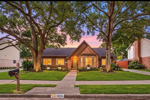 1858 Eagle Falls Dr, Houston, TX 77077