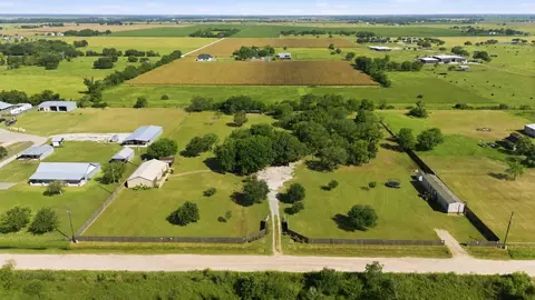 9318 E Creek Bend Dr, Needville, TX 77461