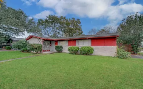 7143 Sharpcrest St, Houston, TX 77074 photo 1