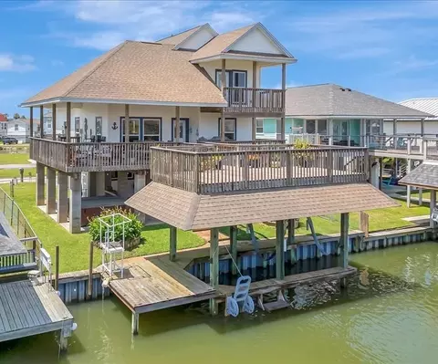 28 Dolphin St, Bayou Vista, TX 77563