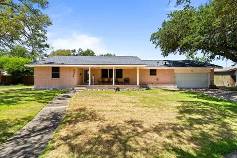 324 Woodlawn St, Sinton, TX 78387