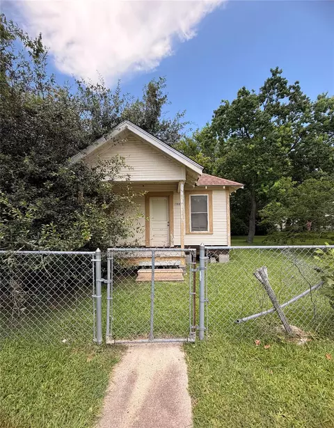 1508 Elm St, Baytown, TX 77520