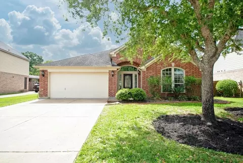2435 Pioneer Oaks Dr, Fresno, TX 77545