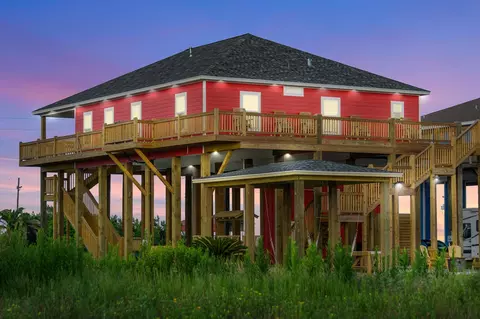 1103 Mabry St, Gilchrist, TX 77617