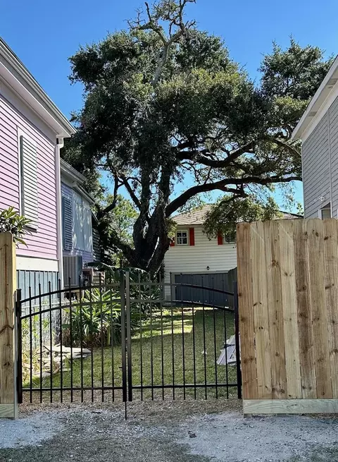 1009 Sealy St, Galveston, TX 77550