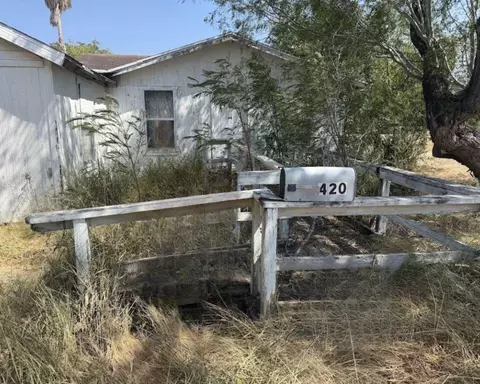 420 E Avenue D Ave, Kingsville, TX 78363