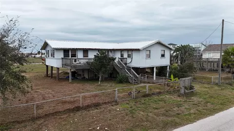 963 Gulfview Dr, Crystal Beach, TX 77650