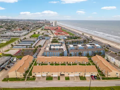 3700 83rd St #9, Galveston, TX 77554