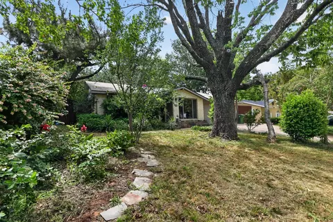915 Oak Cliff Dr, Grapevine, TX 76051