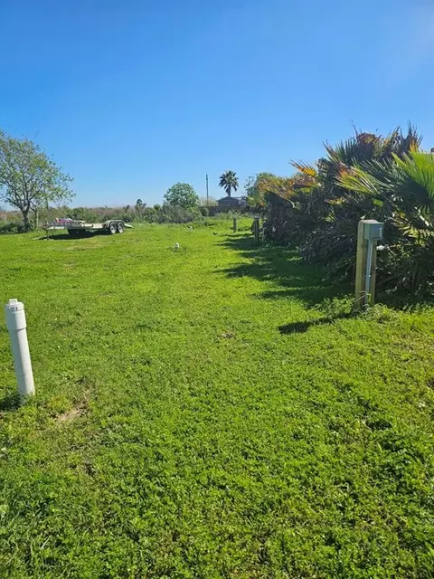 1102 Tuna Dr, Crystal Beach, TX 77650