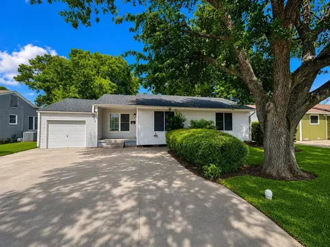 3110 Boyd Ave, Groves, TX 77619