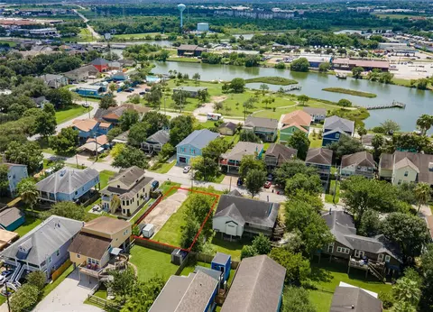 822 Cedar Rd, Clear Lake Shores, TX 77565