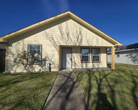 3220 Iowa St, Baytown, TX 77520