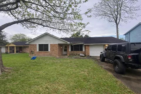 104 Oriole Ln, Angleton, TX 77515