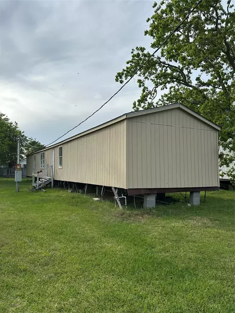 320 4th St, San Leon, TX 77539