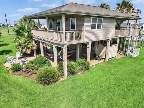 3917 1st St, Galveston, TX 77554
