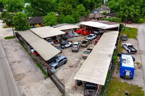 32 Berry Rd, Houston, TX 77022