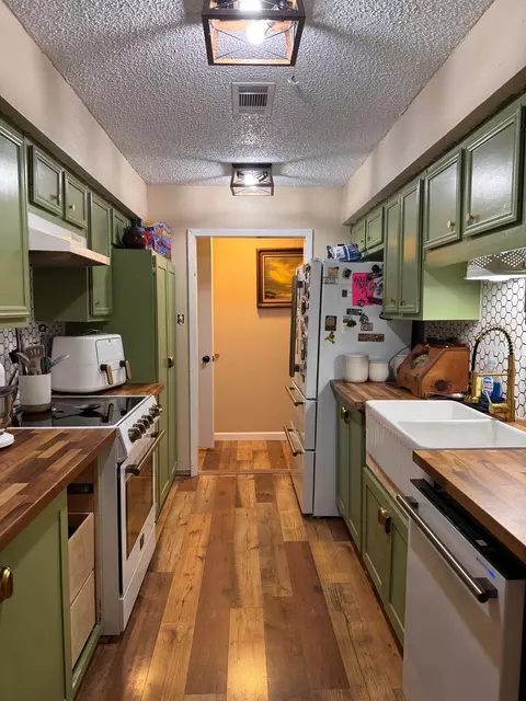 Kitchen - 75 Coral Gables, Trinity, TX 75862 photo 2 of 3