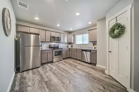 Kitchen - 21155 Gosling Rd #15 C-D, Spring, TX 77388 photo 2 of 2