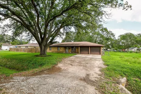 703 S Washington St, El Campo, TX 77437