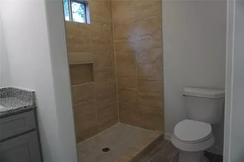 Bath - 11538 Persimmon St, Willis, TX 77318 photo 4 of 4