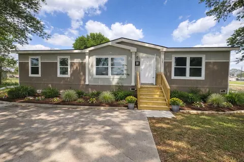 119 S 8th St, Beasley, TX 77417