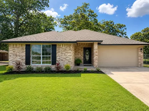 216 Sleepy Hollow Dr, Lake Jackson, TX 77566