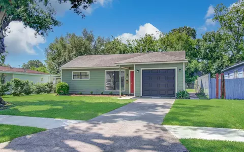 Exterior - 2802 Windsor Ln, Pasadena, TX 77506 photo 2 of 6