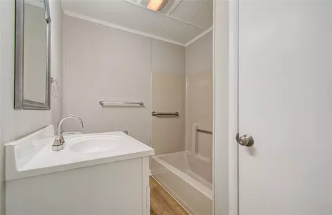 Bath - 2802 Windsor Ln, Pasadena, TX 77506 photo 1 of 2