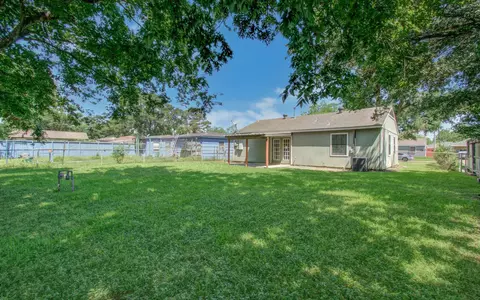 Exterior - 2802 Windsor Ln, Pasadena, TX 77506 photo 4 of 6