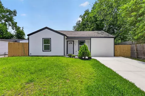 2504 Windsor Ln, Pasadena, TX 77506