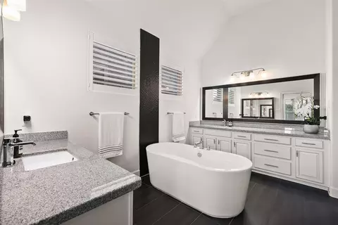 Bath - 5515 Elden Trl, Pasadena, TX 77505 photo 4 of 6