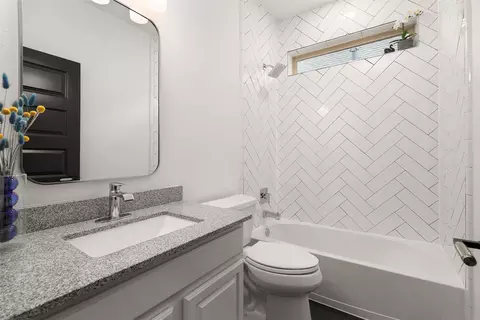 Bath - 5515 Elden Trl, Pasadena, TX 77505 photo 3 of 6