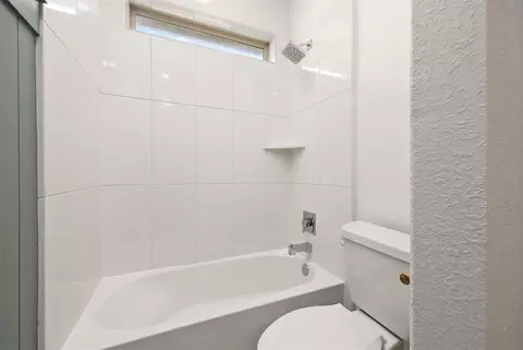 Bath - 5515 Elden Trl, Pasadena, TX 77505 photo 2 of 6