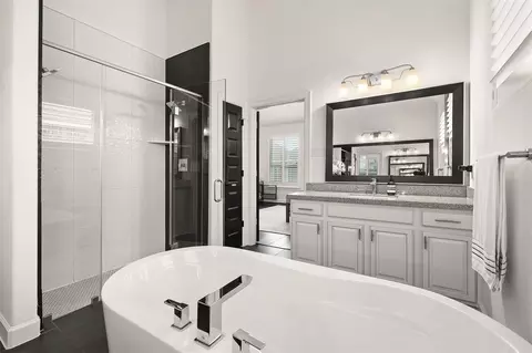 Bath - 5515 Elden Trl, Pasadena, TX 77505 photo 5 of 6