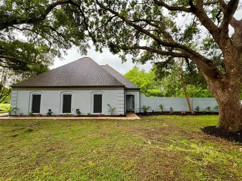 5 Colony Dr, Angleton, TX 77515
