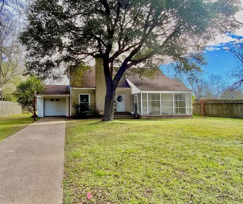 102 N Gordon Dr, Crockett, TX 75835