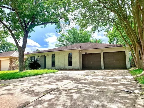 706 Voyager Dr, Houston, TX 77062