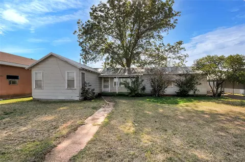302 3rd St, Bovina, TX 79009