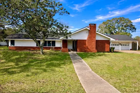 907 E Magnolia St, Angleton, TX 77515