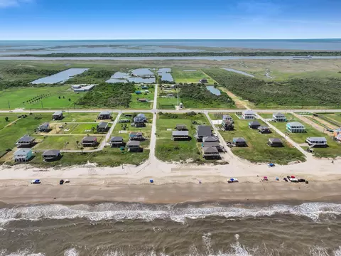 986 Smith Dr, Gilchrist, TX 77617 photo 5