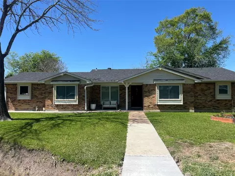 402 Lyndale Dr, Highlands, TX 77562