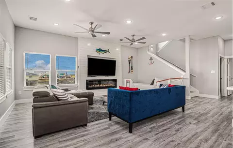 718 Beach Dr, Surfside Beach, TX 77541