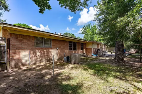 Exterior - 101 S Woodsway St E, Conroe, TX 77301 photo 2 of 6