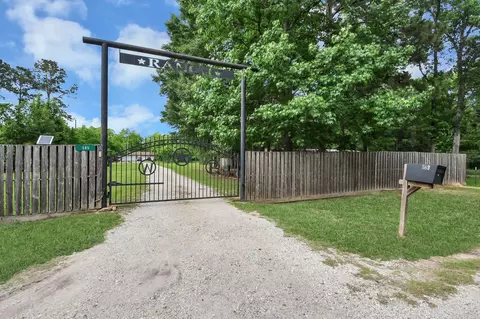585 County Road 3796, Cleveland, TX 77328