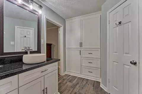 Bath - 6522 Castle Pine Ln, Spring, TX 77379 photo 3 of 6