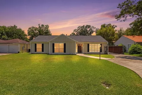 2801 Berry Ave, Groves, TX 77619