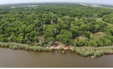 2225 Johnson Dr, Oyster Creek, TX 77541