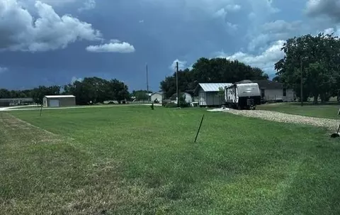 68 Cedar St, Palacios, TX 77465