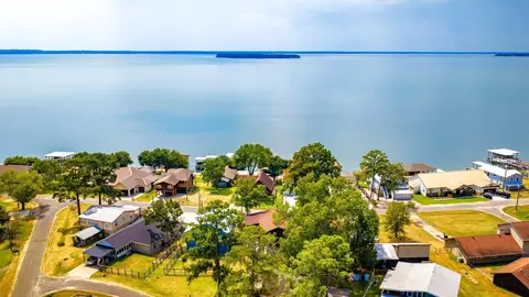 419 W Lake Shore Dr, Livingston, TX 77351